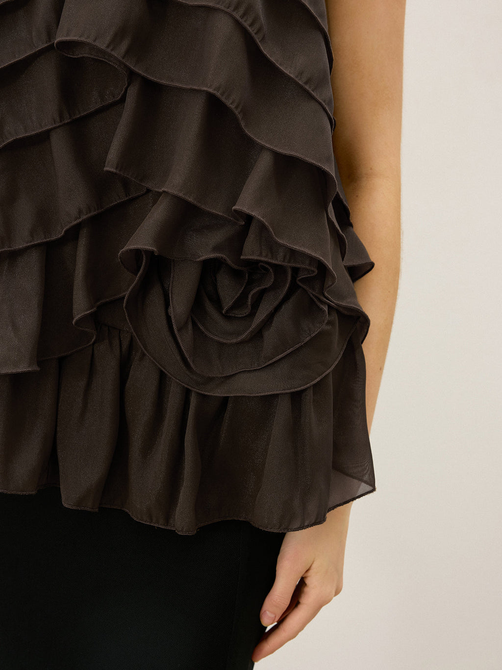 Gestuftes Rüschen-Chiffon-Neckholder-Top mit 3D-Blume