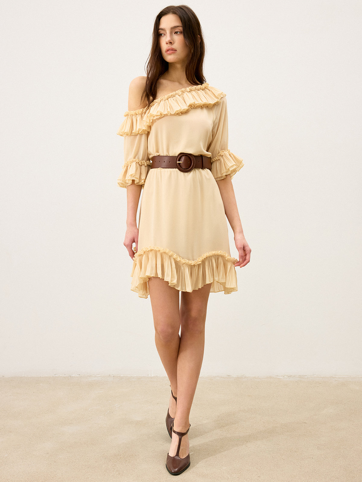 Halbtransparente Chiffon-Minikleid mit einer Schulter und Rüschen