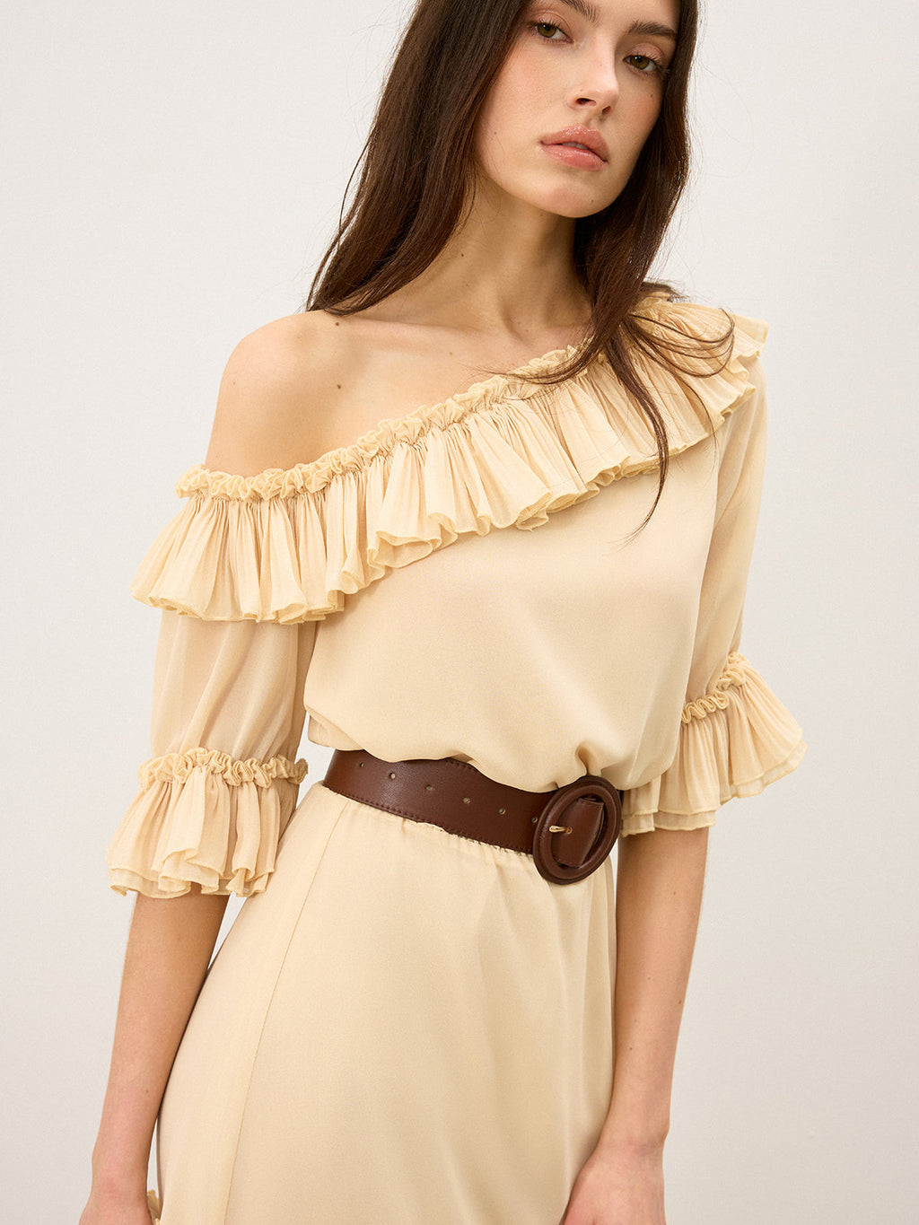 Halbtransparente Chiffon-Minikleid mit einer Schulter und Rüschen