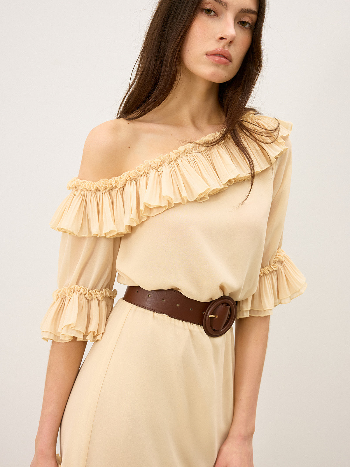 Halbtransparente Chiffon-Minikleid mit einer Schulter und Rüschen