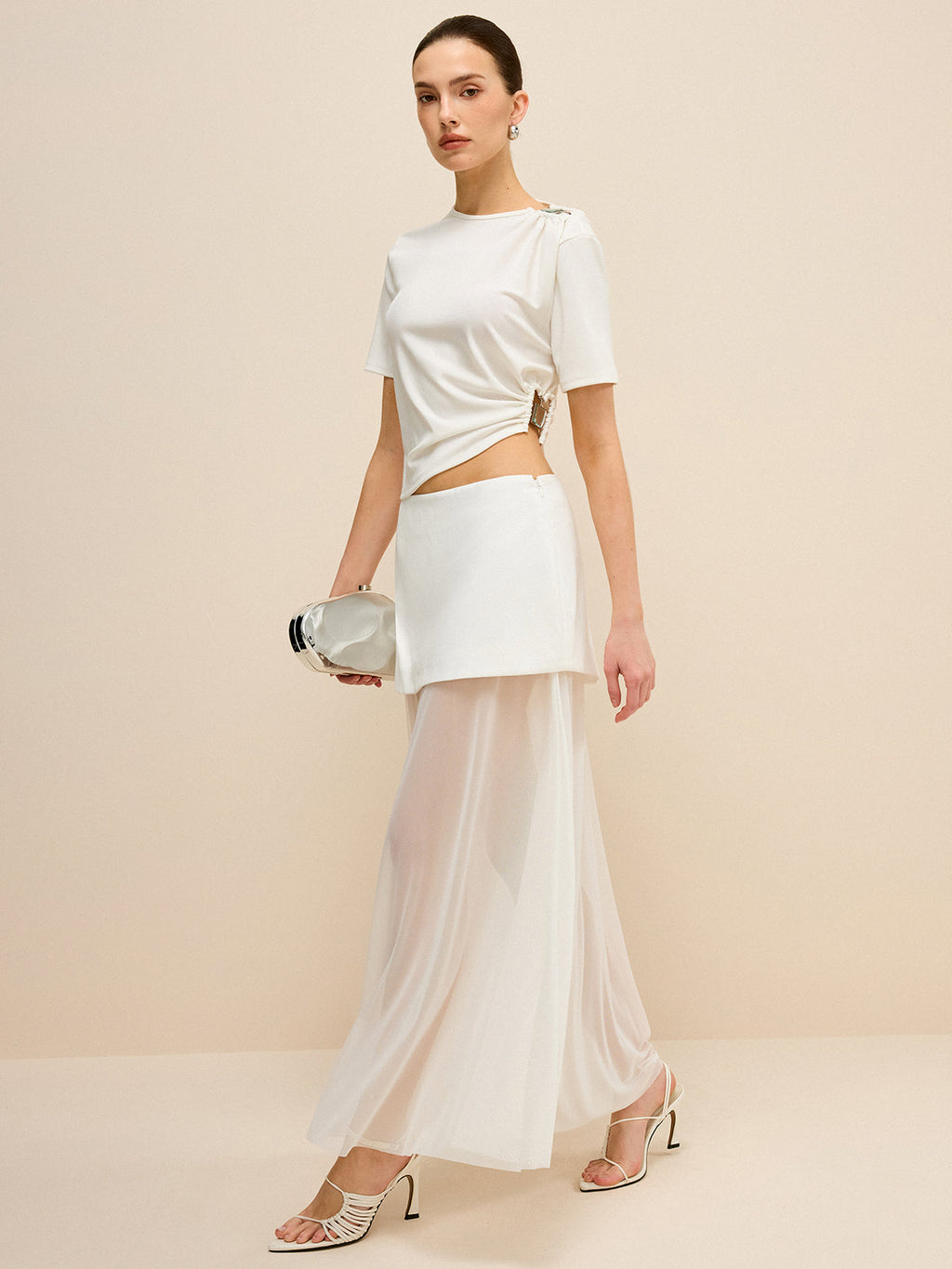 Asymmetrisches Oberteil mit Schnallendetail und Cut-Outs