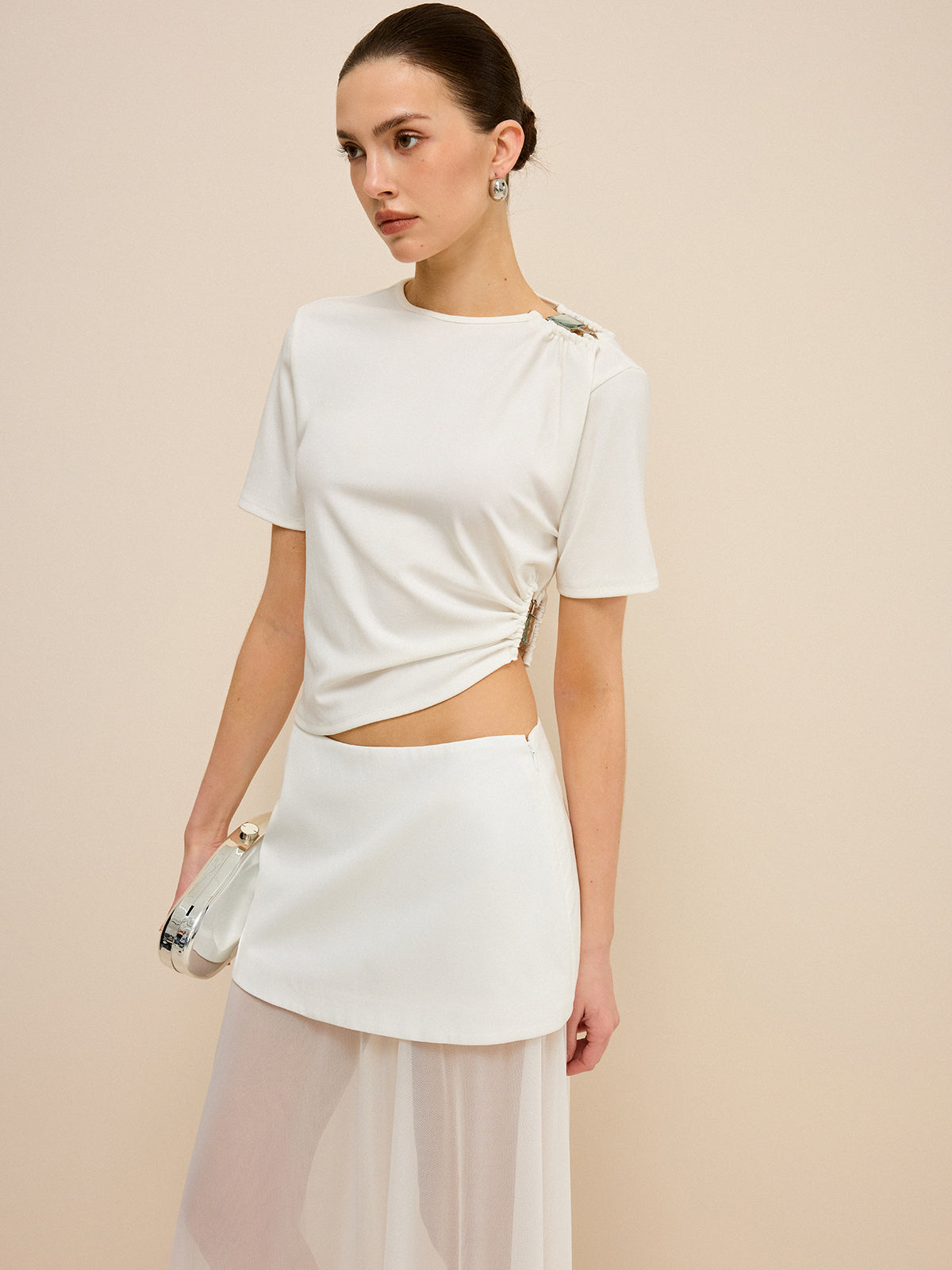 Asymmetrisches Oberteil mit Schnallendetail und Cut-Outs