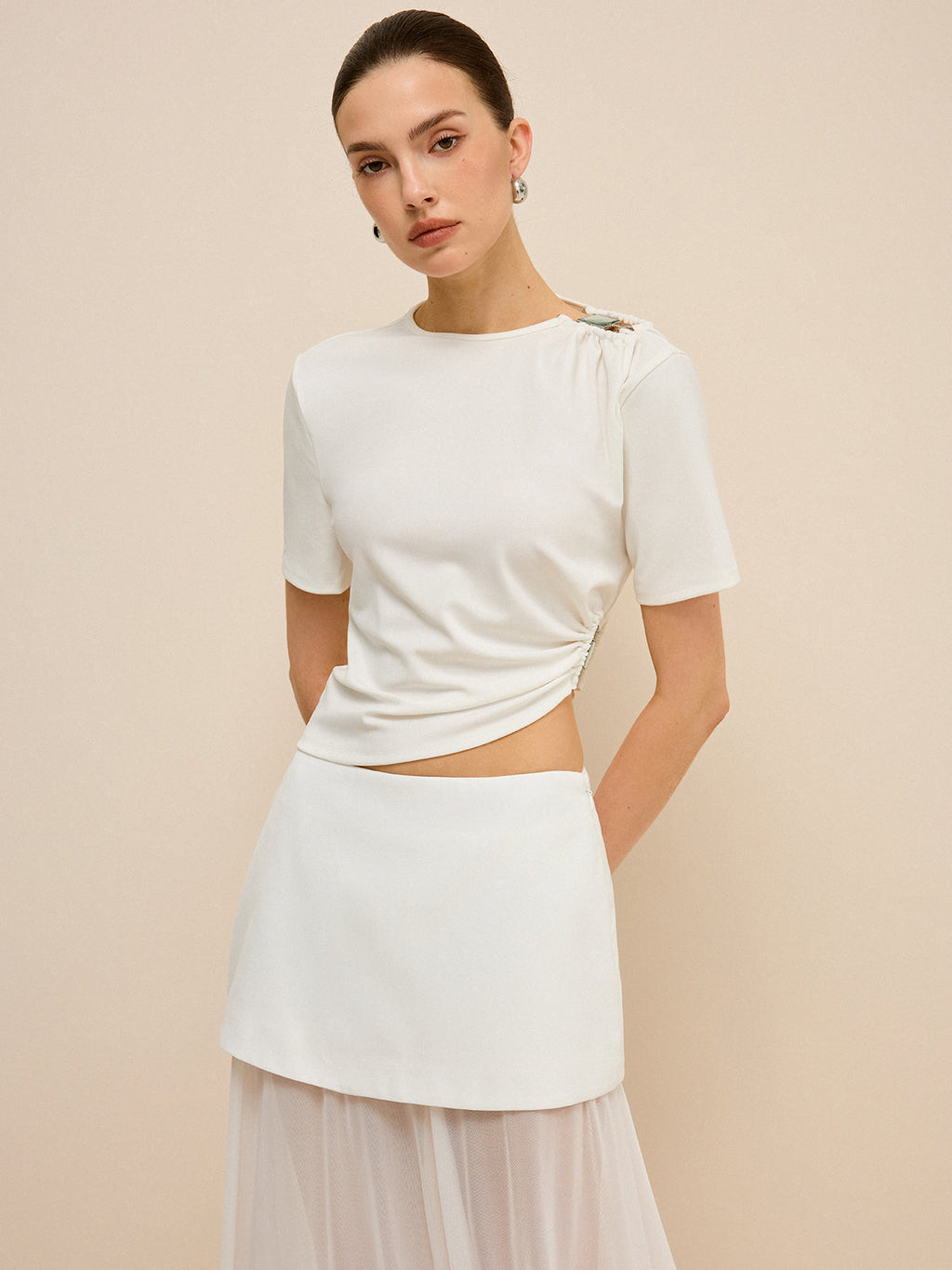 Asymmetrisches Oberteil mit Schnallendetail und Cut-Outs