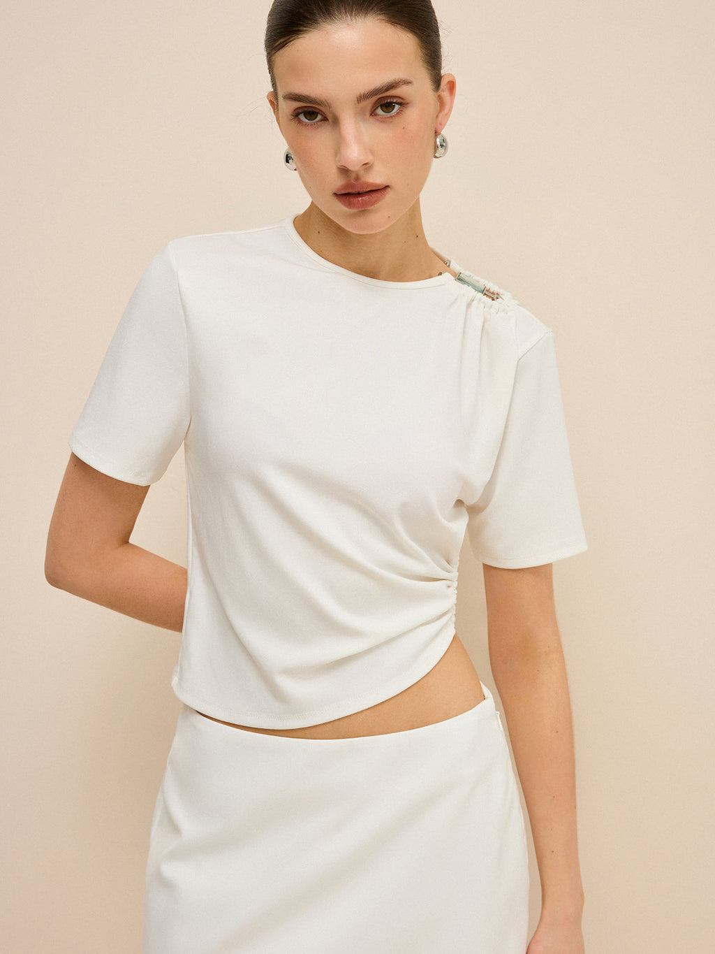 Asymmetrisches Oberteil mit Schnallendetail und Cut-Outs