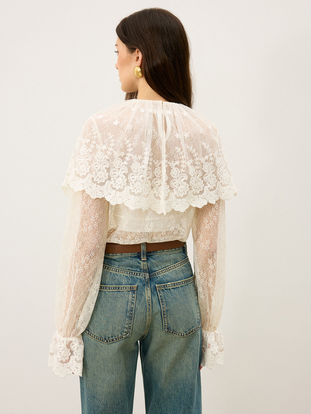 Halbtransparente Bluse mit Rüschenborte und ausgestellten Ärmeln aus Spitze