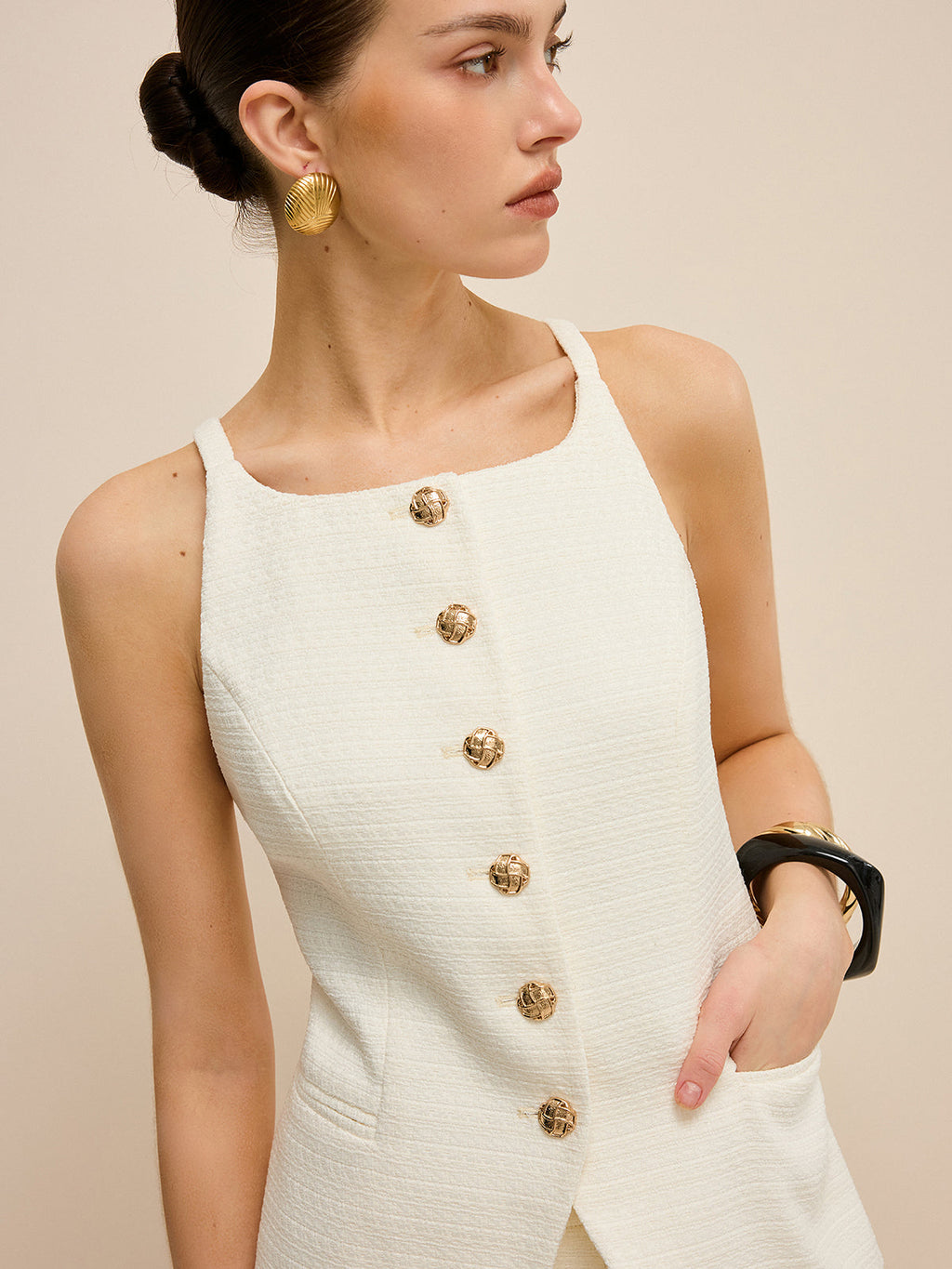 Kurzes Tweed-Set mit Metallknöpfen