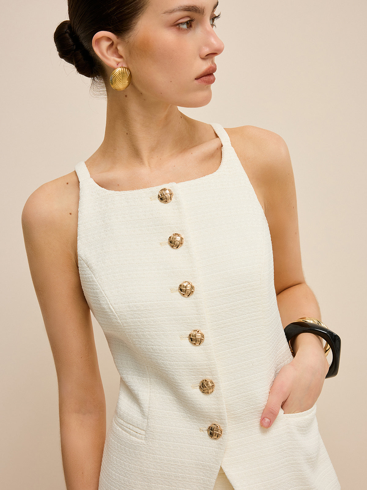 Kurzes Tweed-Set mit Metallknöpfen