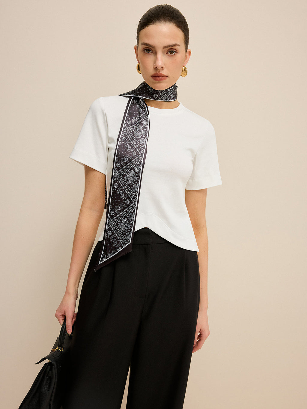 T-shirt à ourlet irrégulier avec foulard en soie