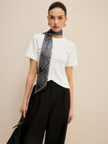 T-shirt à ourlet irrégulier avec foulard en soie