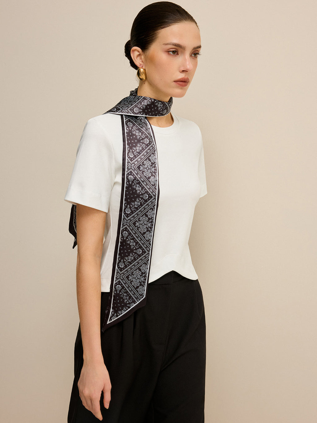 T-shirt à ourlet irrégulier avec foulard en soie