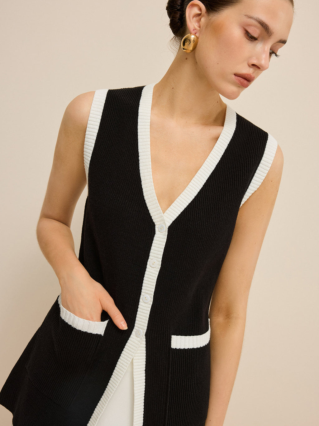 Gilet en maille col V contrastant
