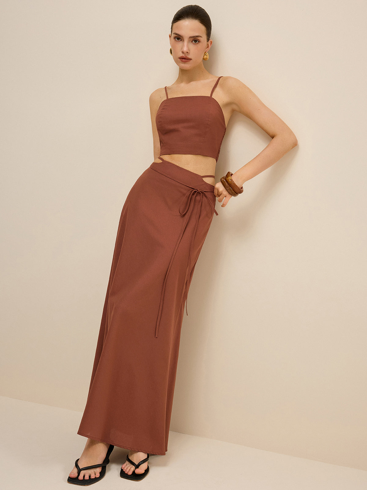 Ensemble jupe à découpe et détail noué à la taille 