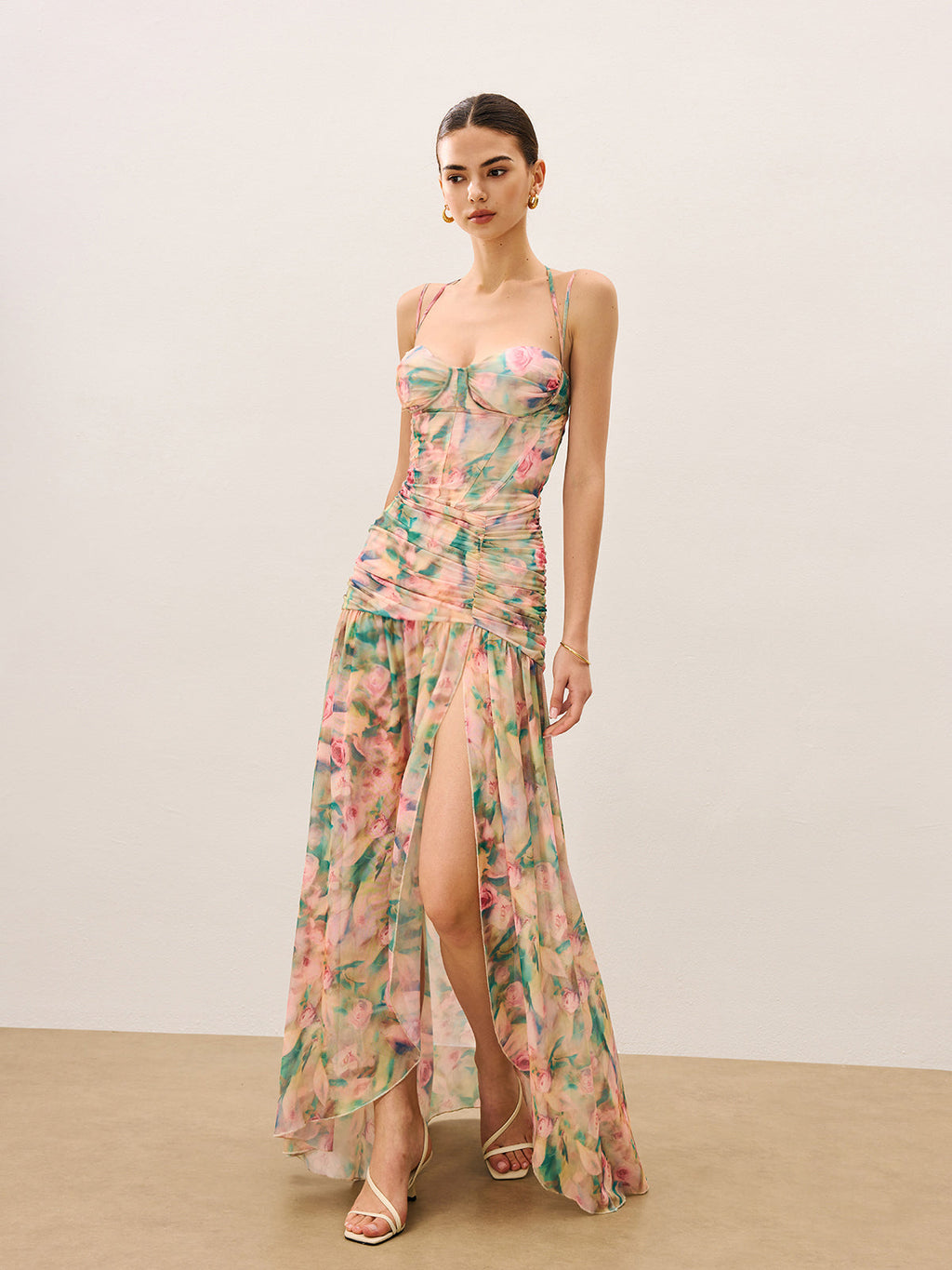 Geblümtes gerafftes Cami-Kleid mit hohem Schlitz