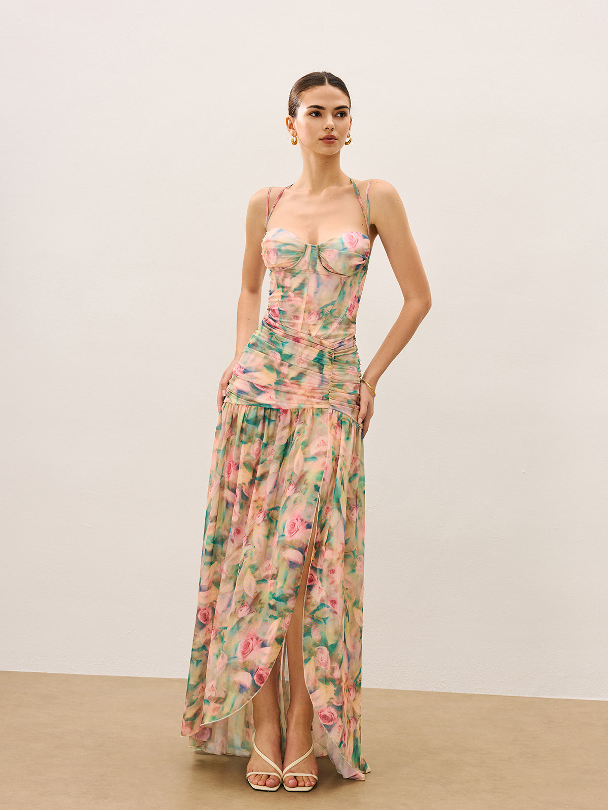 Geblümtes gerafftes Cami-Kleid mit hohem Schlitz