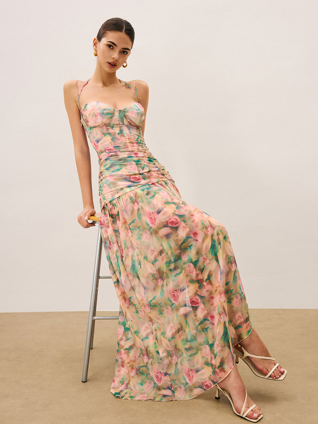 Geblümtes gerafftes Cami-Kleid mit hohem Schlitz
