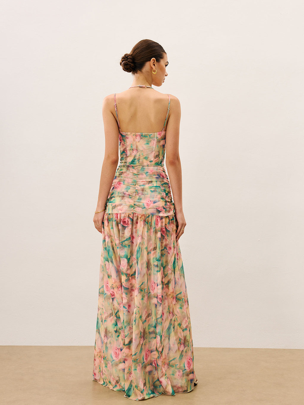 Geblümtes gerafftes Cami-Kleid mit hohem Schlitz