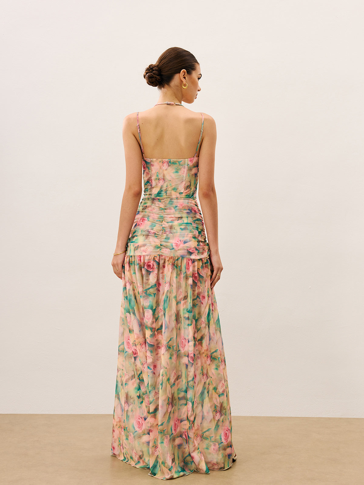 Geblümtes gerafftes Cami-Kleid mit hohem Schlitz