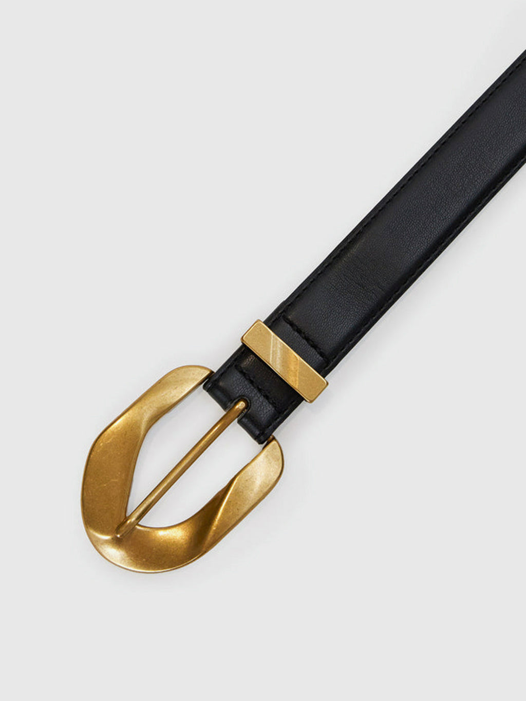 Ceinture à boucle dorée voyante