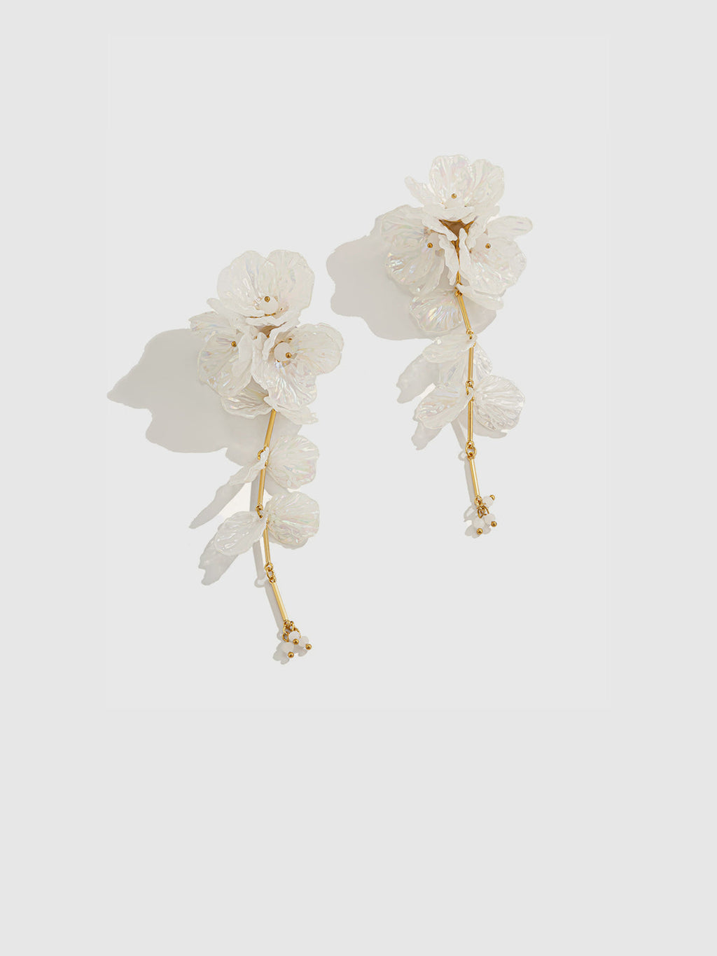 Boucles d'oreilles pendantes irisées motif floral
