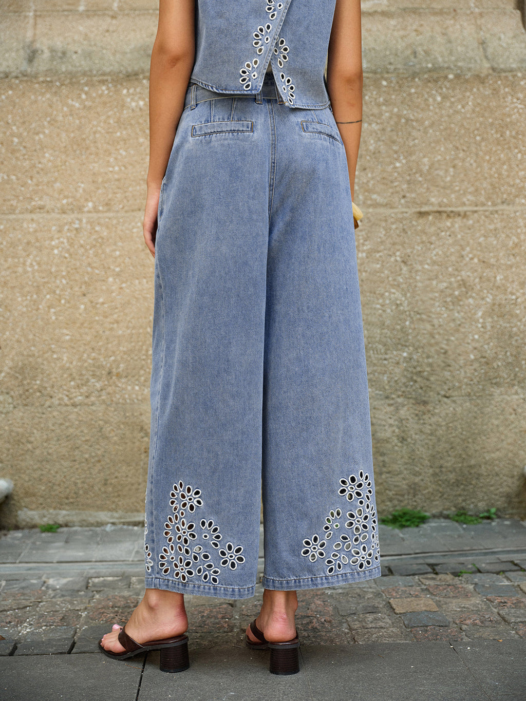 Jeanshose mit Stickerei und Bindegürtel
