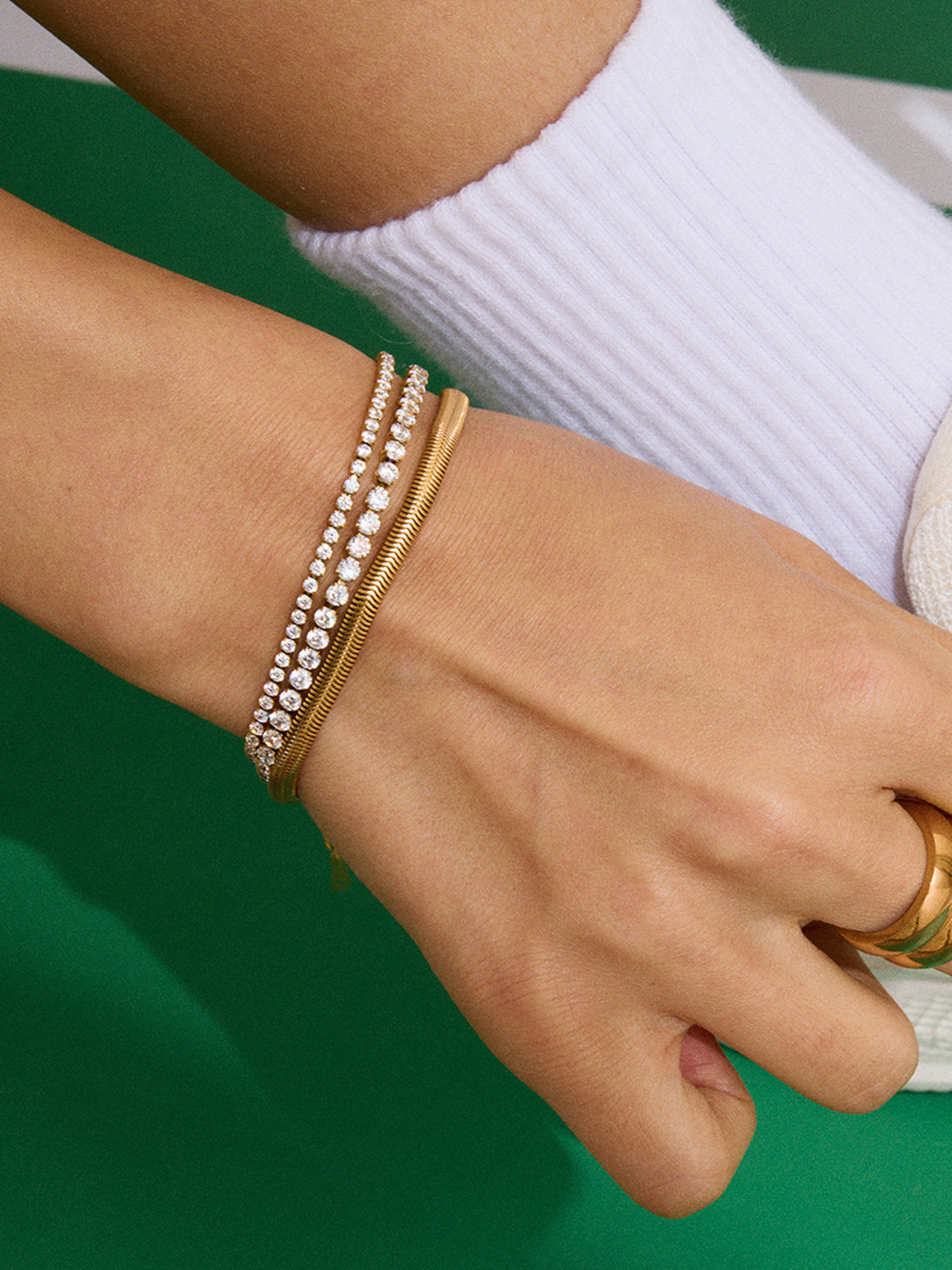 Armband mit Schmucksteinen in verschiedenen Schliffen