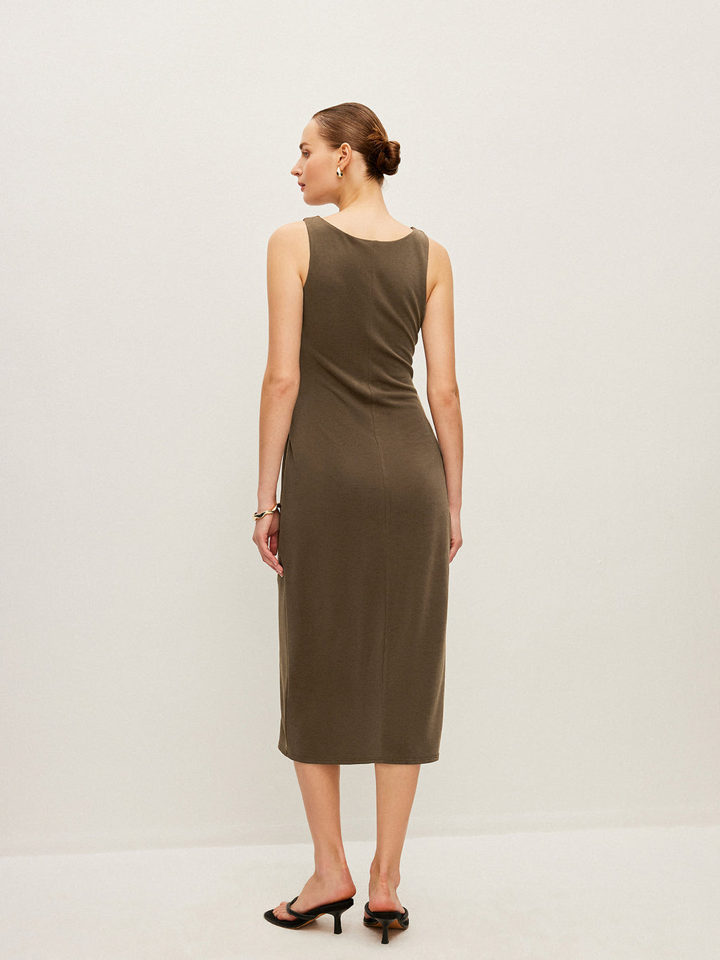 Robe sans manches à taille smockée et boucle en métal