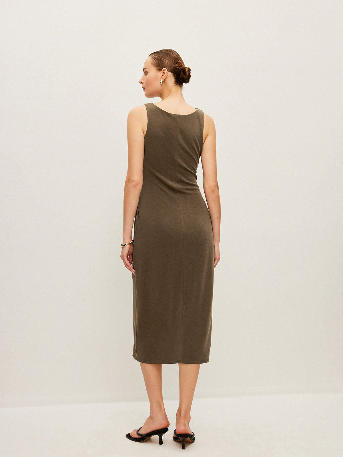 Robe sans manches à taille smockée et boucle en métal