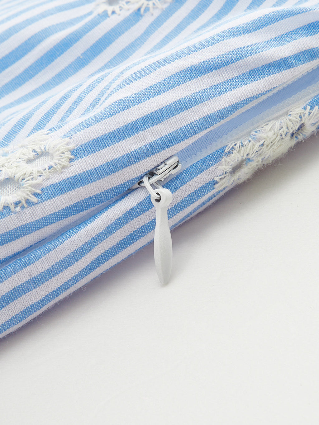 Kurzärmeliges, gestreiftes Kleid mit floraler Stickerei