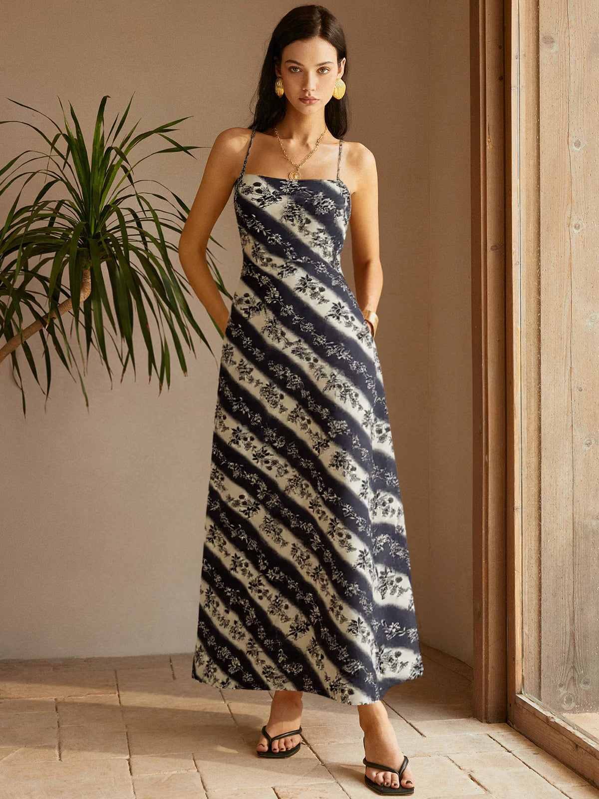 Robe longue croisée au dos à rayures et motifs floraux