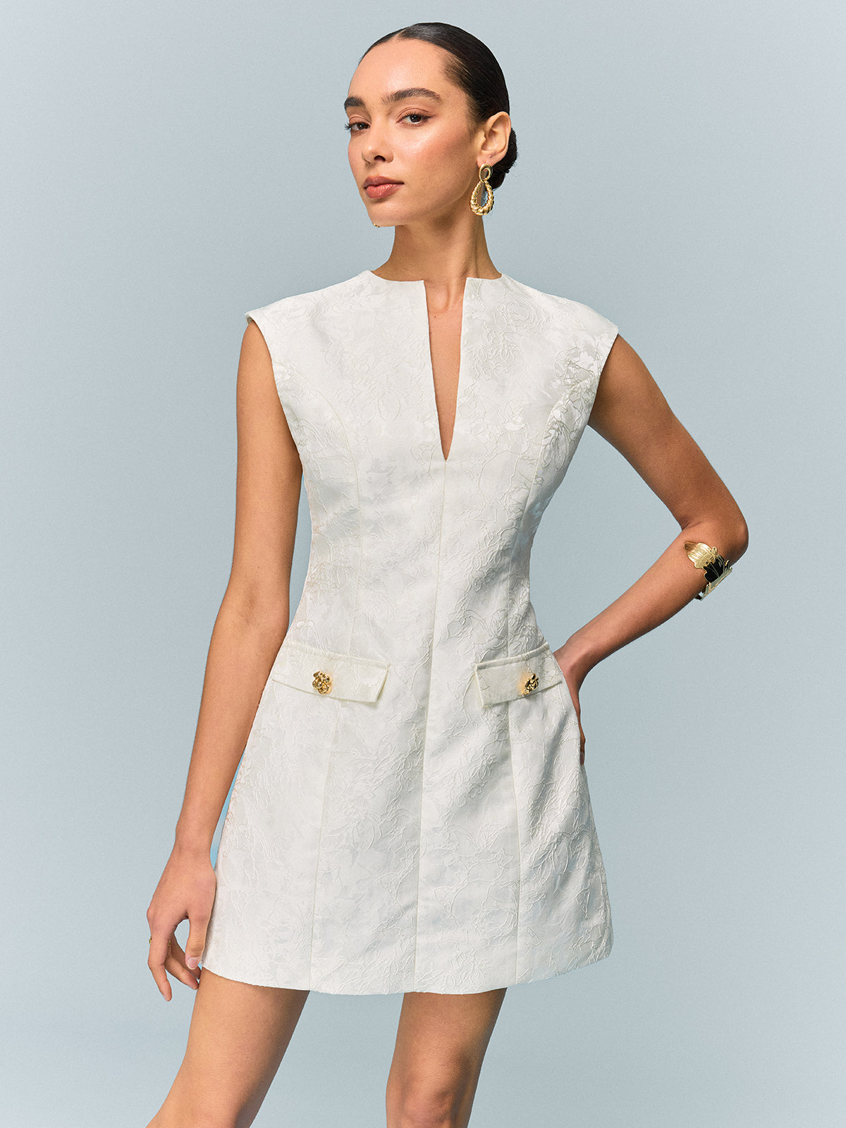 Robe courte texturée à poches et bouton métallique 