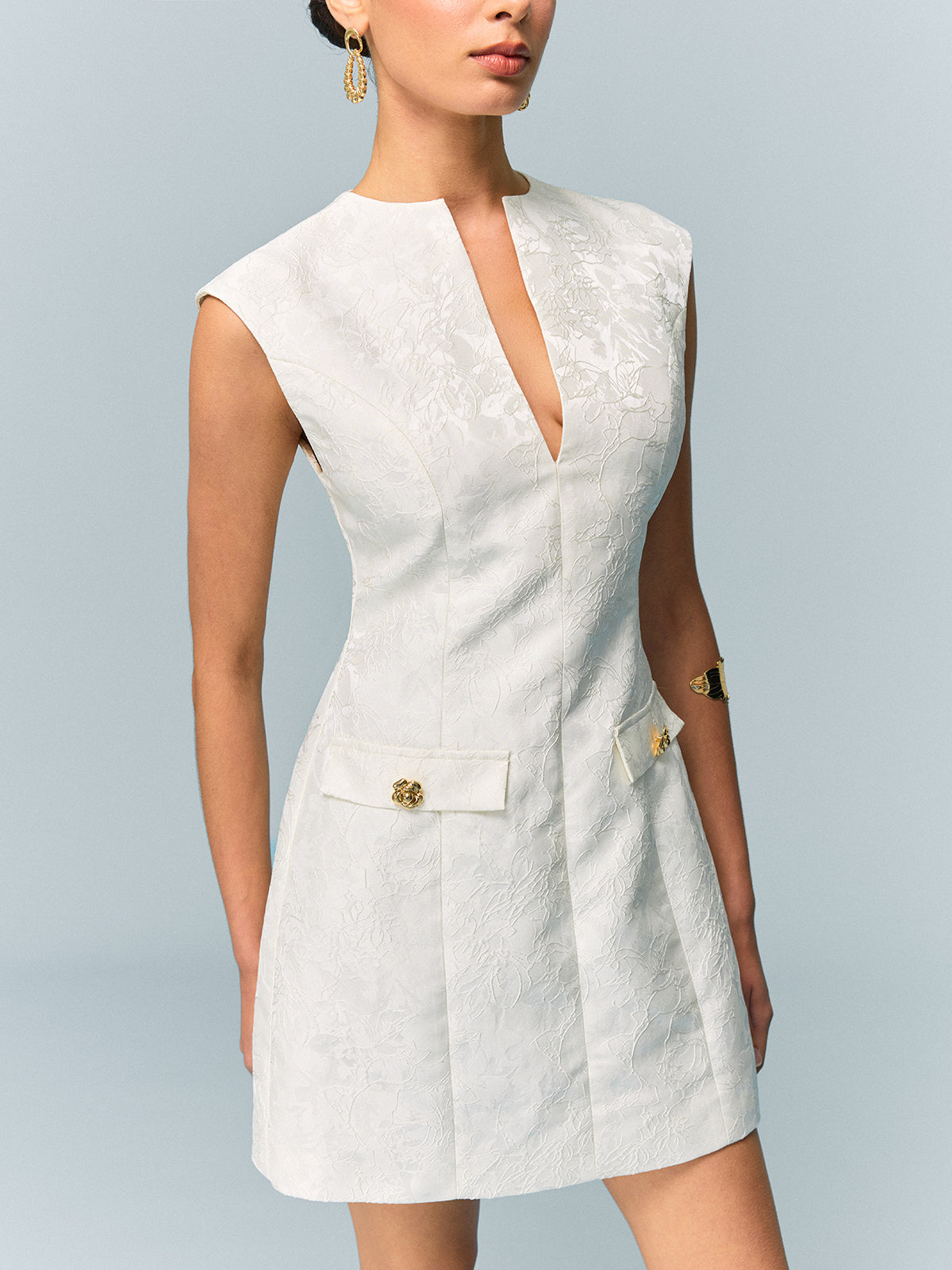 Robe courte texturée à poches et bouton métallique 