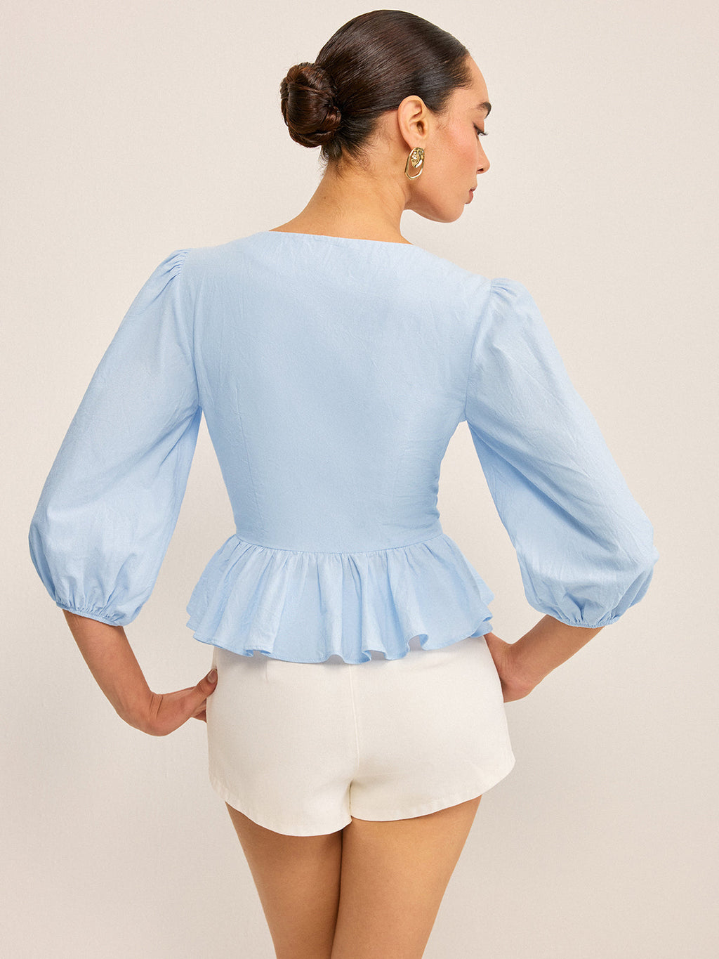 Peplum-Top mit Muschelsaum am V-Ausschnitt und Puffärmeln