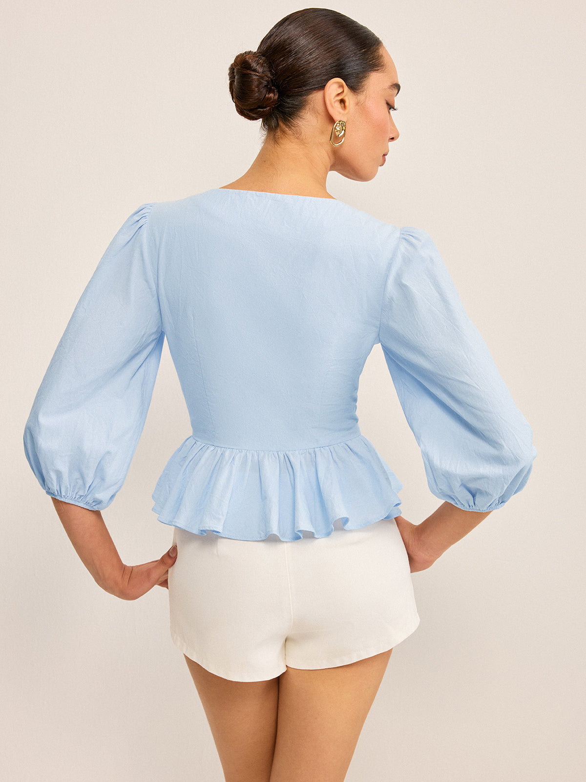 Peplum-Top mit Muschelsaum am V-Ausschnitt und Puffärmeln