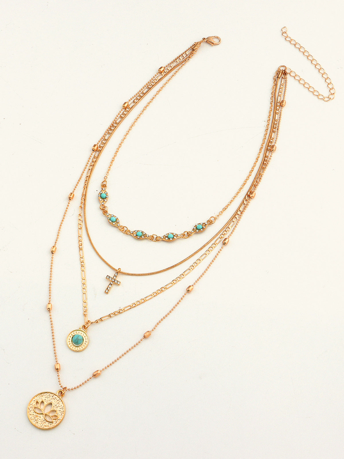 Collier à plusieurs rangs doré avec turquoise et breloques 