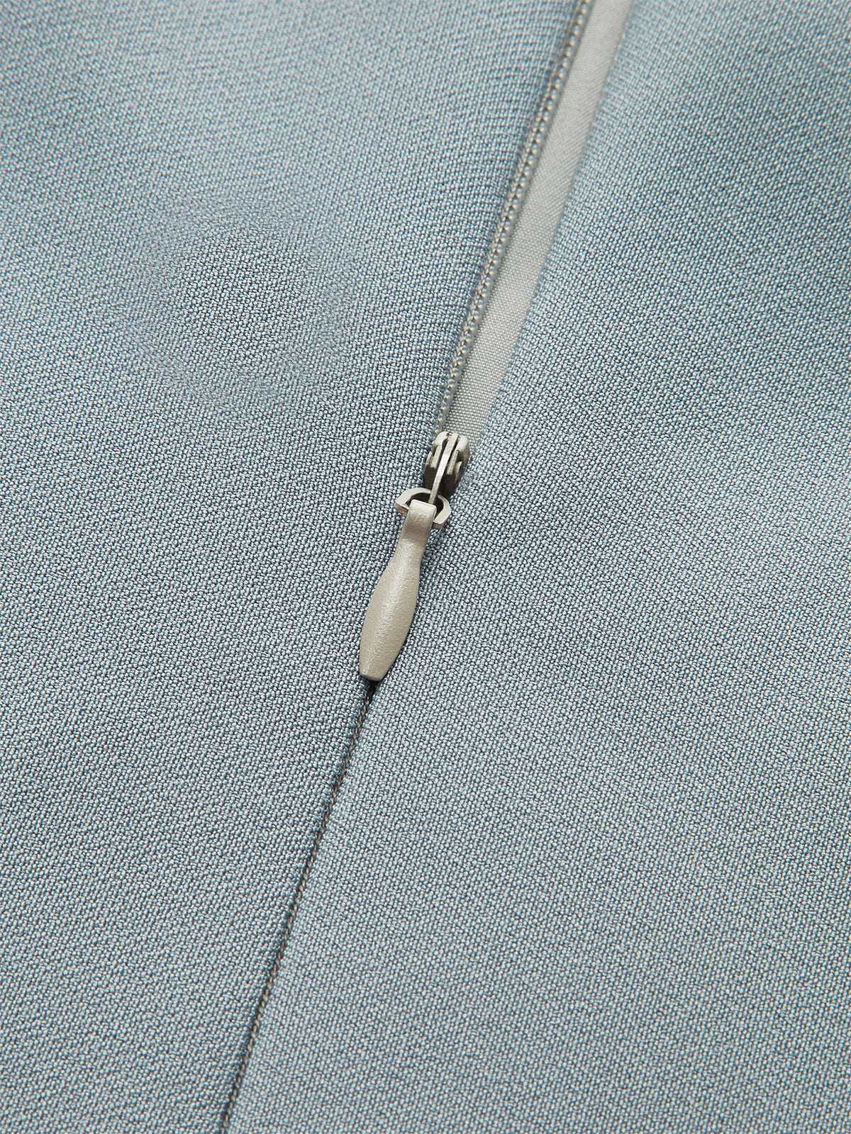 Robe mini sans manches à jupe plissée et empiècements 