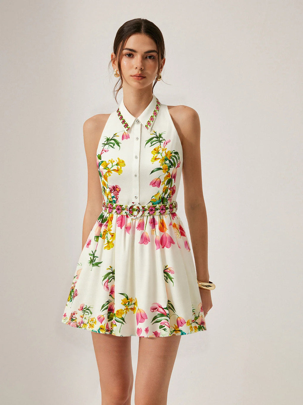 Geblümtes Mini-Kleid mit Gürtel