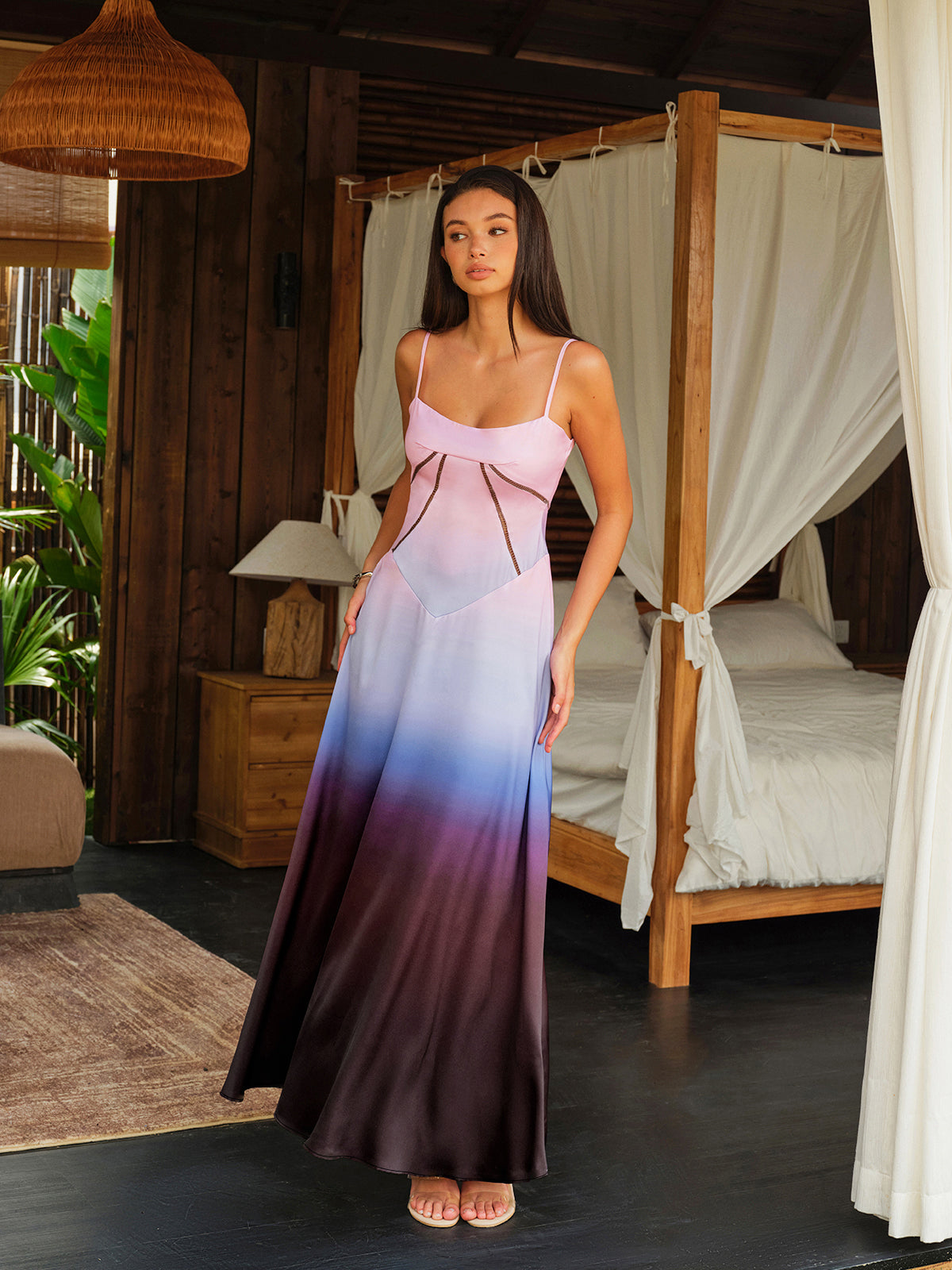 Robe longue en satin dégradé tie-dye à fines bretelles et laçage au dos 