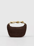 Gewebte Handtasche mit gedrehtem Goldhenkel