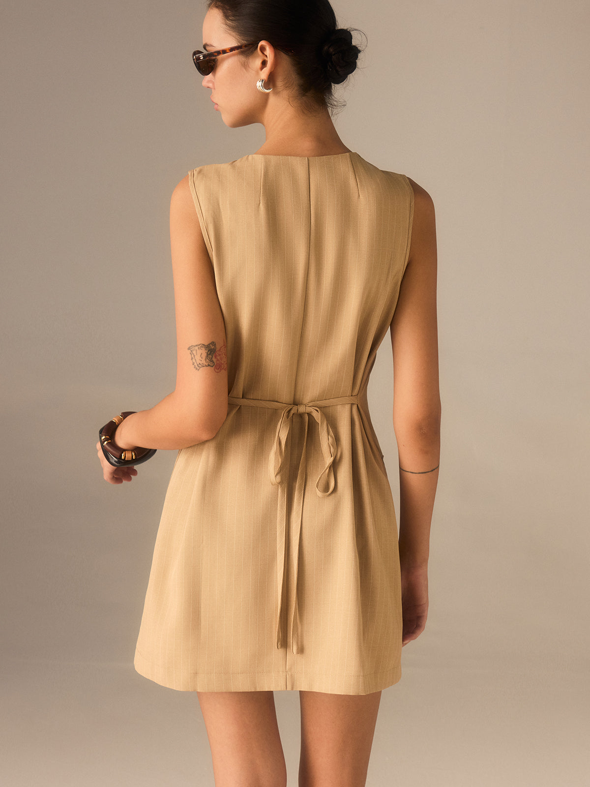 Geknöpftes Kleid aus Baumwollmischgewebe mit Taschen und Bindebändern 