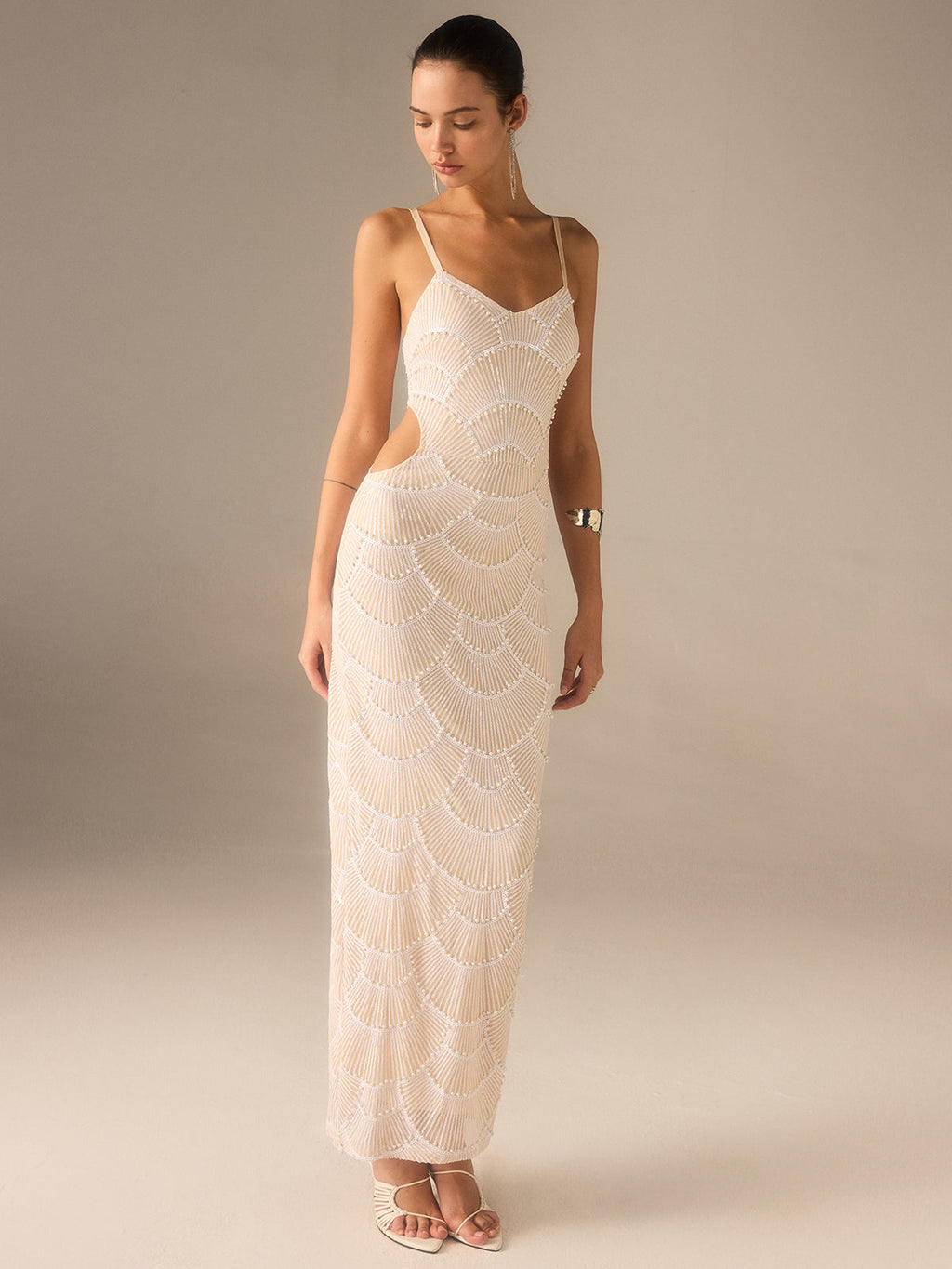 Robe longue découpée ornée de perles