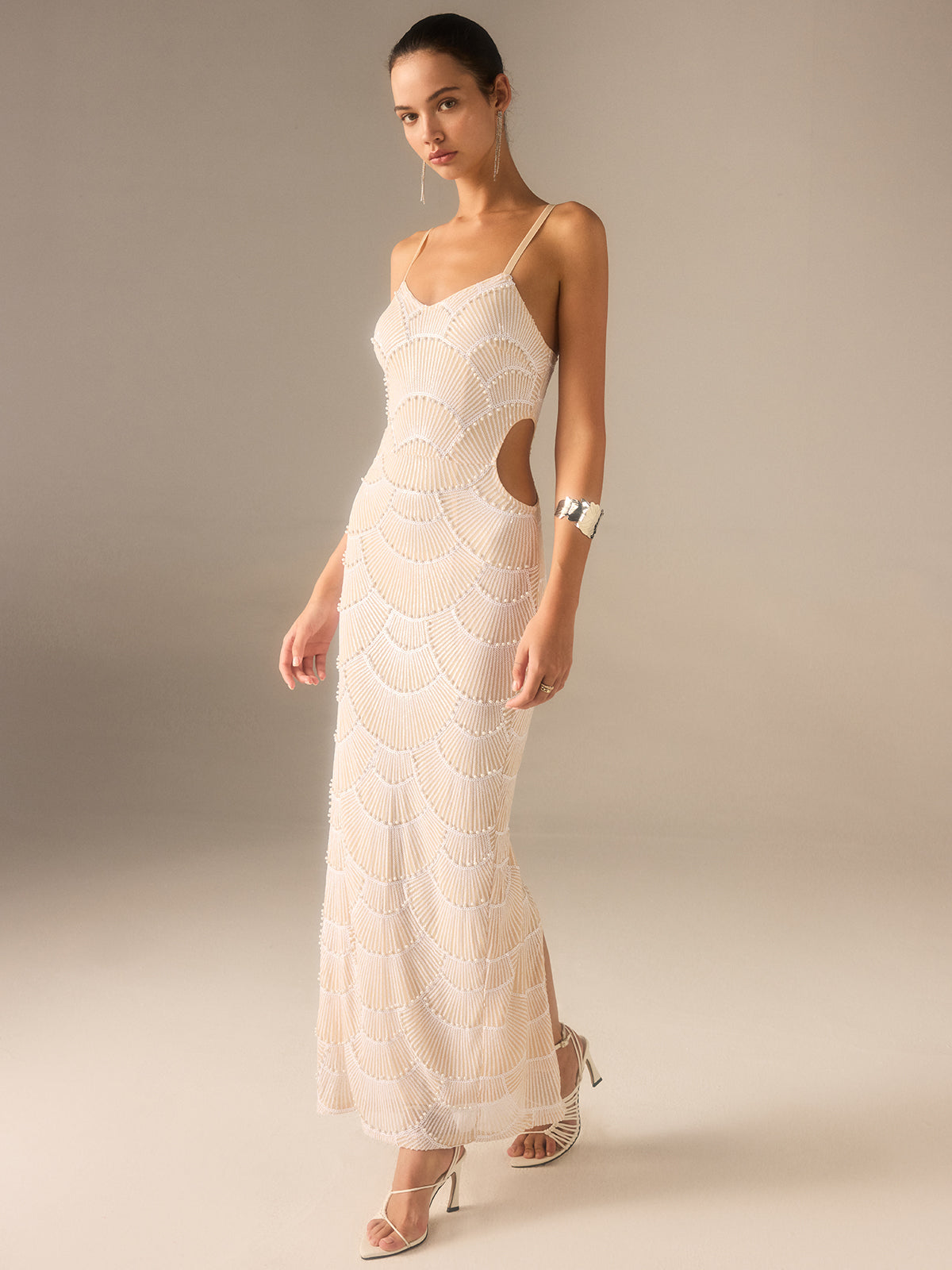 Maxikleid mit Perlenstickerei und Cut-Outs