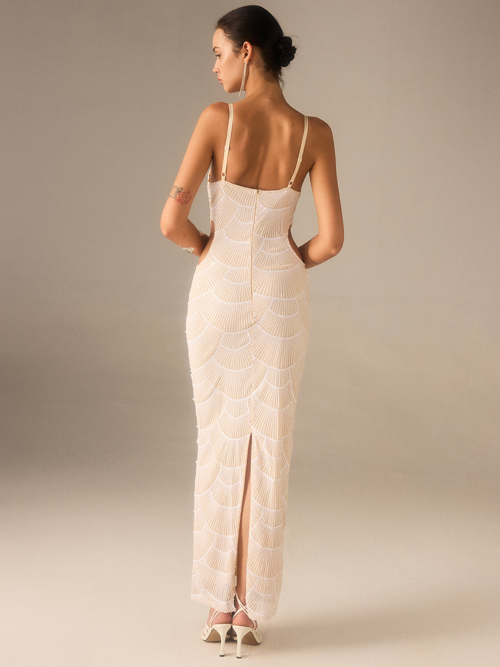 Robe longue découpée ornée de perles
