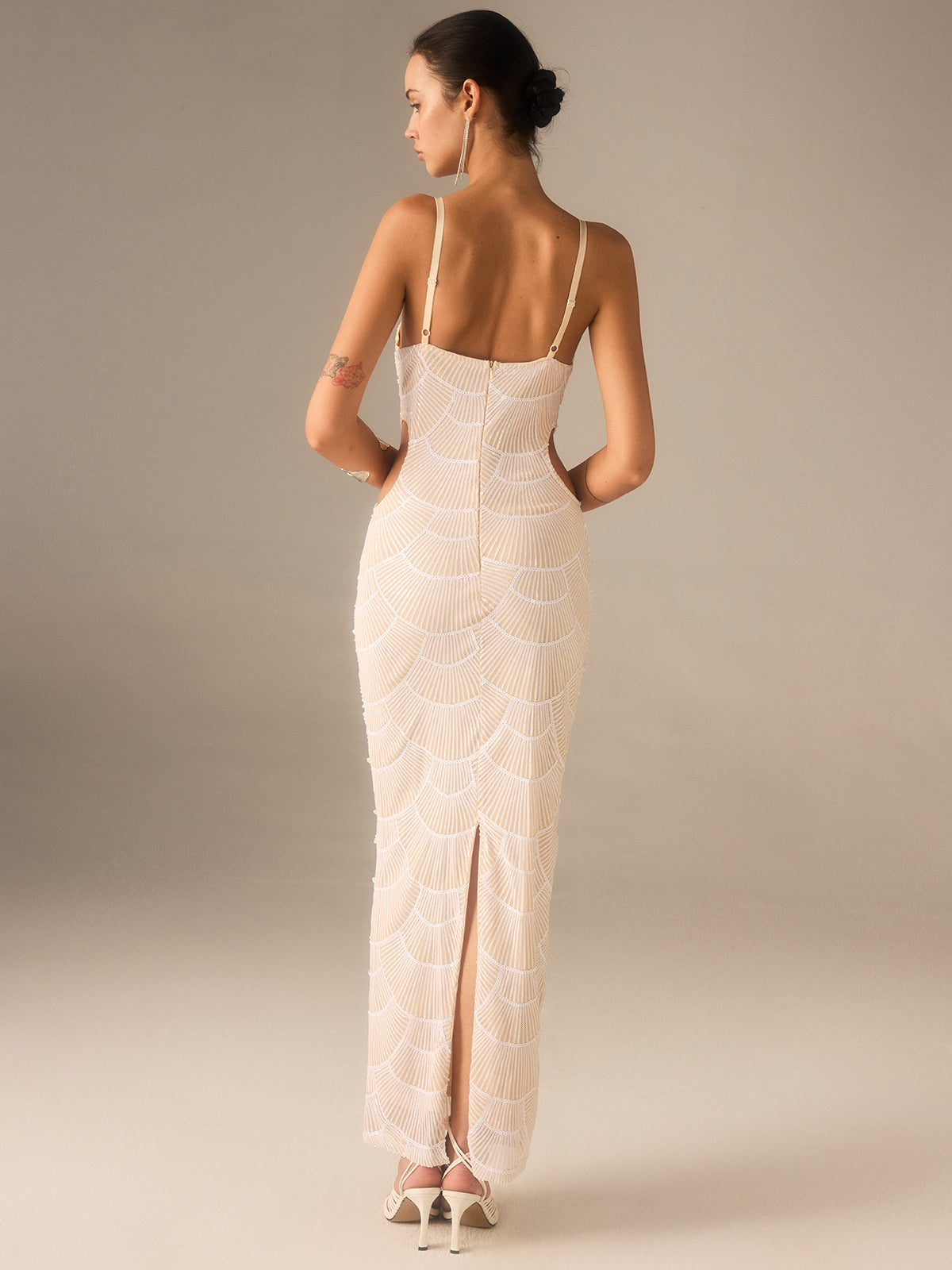 Robe longue découpée ornée de perles