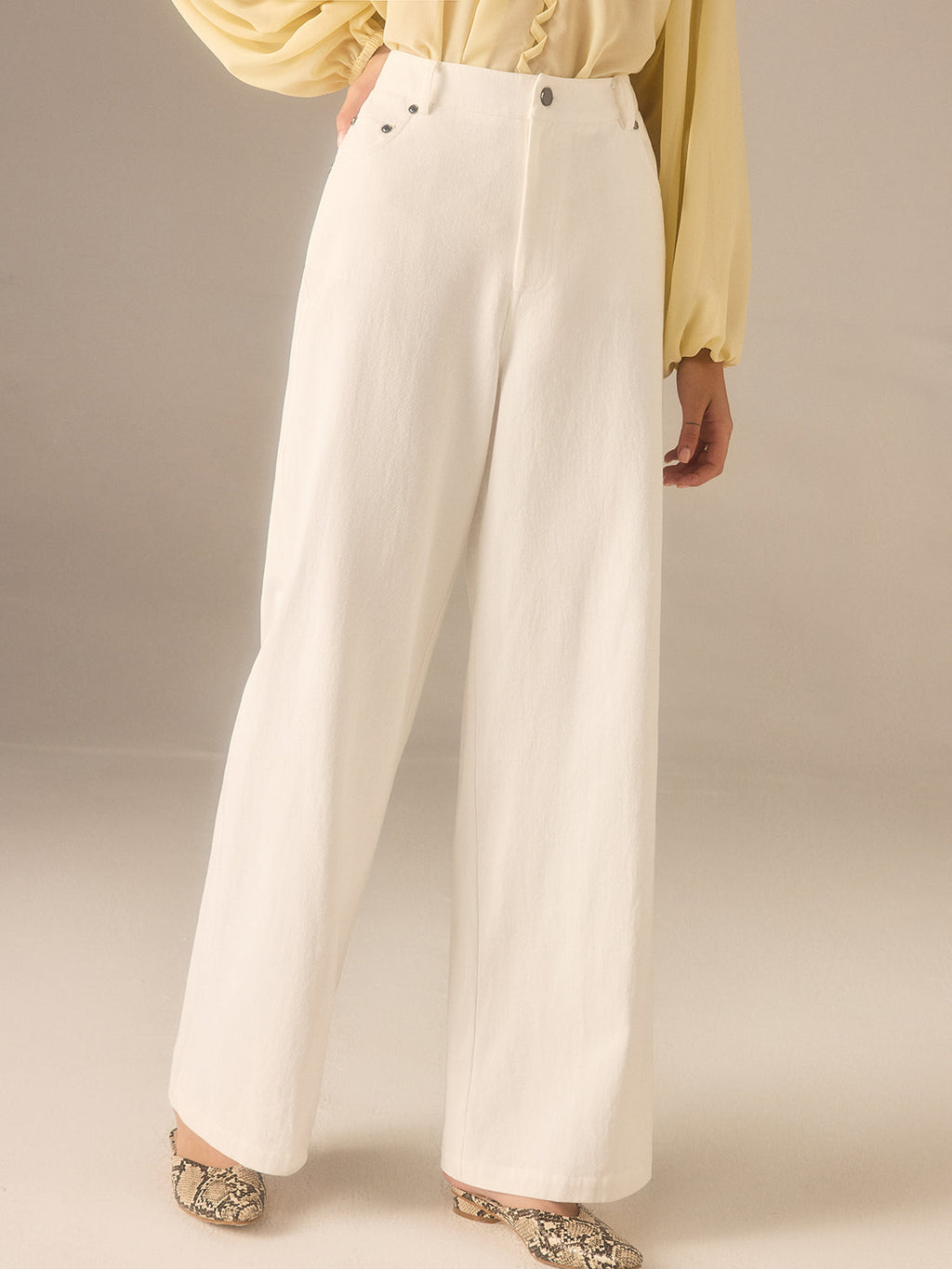 Pantalon large en sergé de coton avec bouton rivet en métal