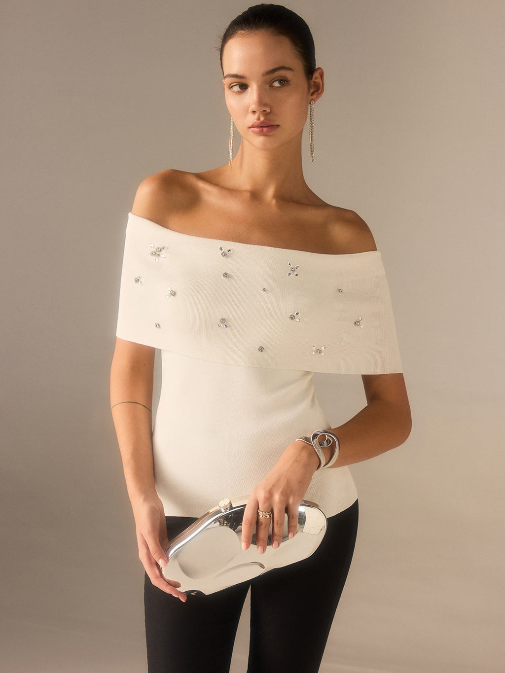 Off-Shoulder-Stricktop mit Kristallverzierungen
