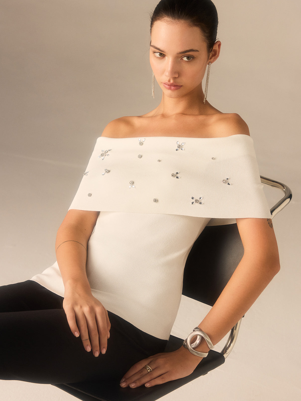 Off-Shoulder-Stricktop mit Kristallverzierungen