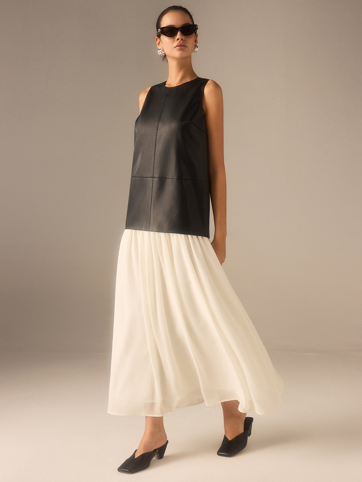 Zweifarbiges Kleid aus Kunstleder und Chiffon mit Faltenrock