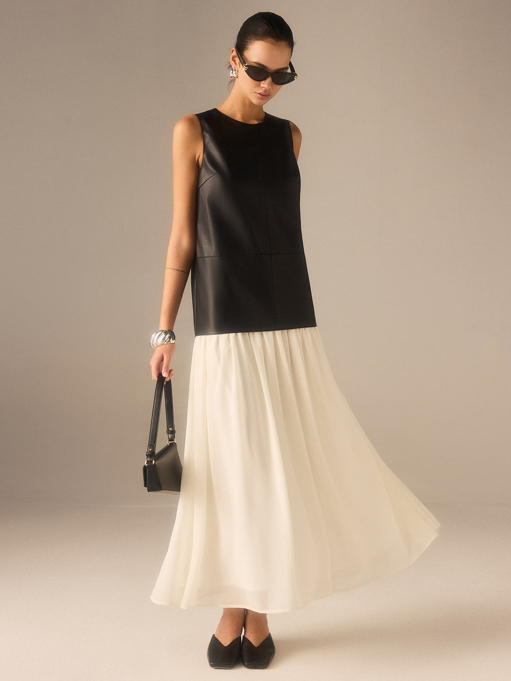 Zweifarbiges Kleid aus Kunstleder und Chiffon mit Faltenrock