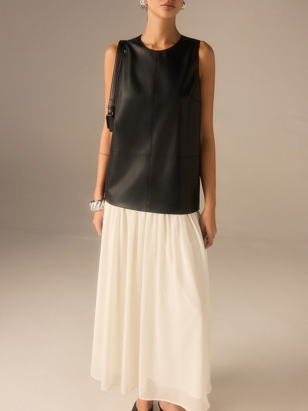 Zweifarbiges Kleid aus Kunstleder und Chiffon mit Faltenrock