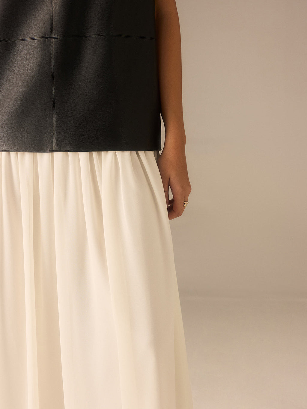 Zweifarbiges Kleid aus Kunstleder und Chiffon mit Faltenrock